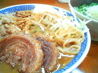 「限定カレーラーメン「味゛味゛・・・ビンビン」/2辛+タコライス付」@山勝軒の写真