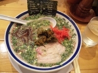 「ねぎラーメン+紅生姜+辛味高菜+替え玉（無料券）」@博多長浜らーめん 田中商店の写真