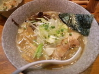 「鶏白湯（焼干し/太麺）+炙りチャーシュー丼」@麺や 福一の写真