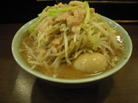 「小豚+味玉」@ラーメン二郎 池袋東口店の写真