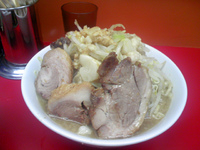 「ラーメン+豚 （ヤサイニンニク少しアブラ）」@モッコリ豚の写真