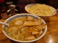 「特製炙りチャーシュー塩つけ麺（メガ盛）+チャーシュー+味玉+玉ね」@めいげんその写真