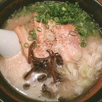 「チャーシューとんこつ（粉落し）¥880 背あぶら（多め）無料」@麺屋 伸 本庄店の写真