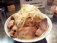 「らーめん+豚 （野菜アブラ多め）」@らーめん大 池袋店の写真