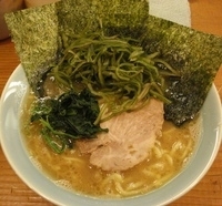 「くきわかめラーメン（麺かため、味うすめ）」@横浜家系ラーメン やややの写真