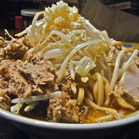 「辛ラブメン（野菜・ニンニク・脂￥700）豚増し（￥150）」@ラブメン 楽々の写真