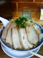 「ラーメン（中盛り）+バカ豚+ライス」@明心角ふじの写真