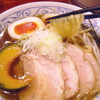 「しろ八麺 900円 + 寒い中、開店前に並んでくれたサービスチャ」@旬麺しろ八の写真