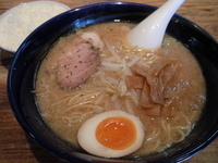 「とんこつ醤油らうめん  半ライス（ランチサービス）」@じゃんけんぽんの写真