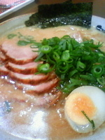 「豚骨醤油チャーシューメン（太麺、こってり）」@越後秘蔵麺 無尽蔵 かしわ家の写真