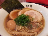 「具だくさんの醤油らーめん」@黄金の塩らぁ麺 due Italian 市ヶ谷店の写真