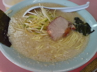 「ネギラーメン 中盛（麺硬め、脂多目）」@ラーメンショップ吉間家の写真