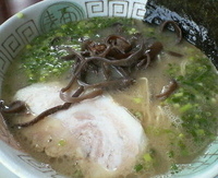 「らーめん（コッテリ、ハリガネ）￥650 + 替え玉（粉落とし）￥」@博多長浜らーめん 楓神の写真