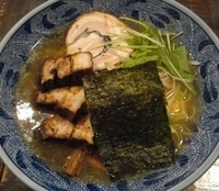 「スペシャルチャーシューめん（塩）+ランチタイムサービスごはん」@元祖竹炭らーめん はと車の写真