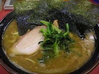 「らーめん中盛り￥740（メンカタメ アブラオオメ）」@王道家の写真