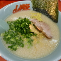 「プレミアム塩とんこつ（麺硬め 味普通 背脂普通）」@ラーメン山岡家 さいたま宮前店の写真