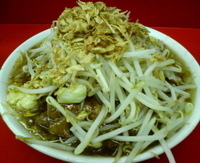 「小ラーメン 豚骨カレーぶっかけだよ 揚げねぎ ヤサイ ニンニク」@ラーメン 学の写真