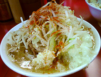 「小ラーメン+玉ネギ（ニンニク・唐辛子）」@ラーメン二郎 大宮店の写真