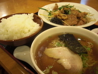 「肉ニラ定食（肉ニラ炒め+ライス+お新香+半ラーメン）800円」@麺 三福の写真