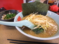 「醤油ネギラーメン+卵かけご飯」@ラーメン山岡家 笛吹店の写真