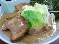 「とんこつモヤキャベ半ラーメン600円（チャーシュー増し100円）」@ラーメン 三浦屋の写真