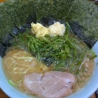 「ラーメン中盛り（￥800）+クキワカメ（￥100）+ノリ（￥10」@まこと家の写真