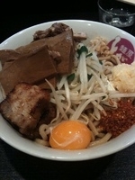 「汁なし中盛（無料）+崩しチャーシュー+メンマ/ニンニク多め」@麺屋とがしの写真