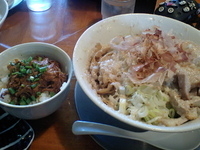 「油そば+にんにく別皿+味玉サービス+豚ほぐし飯」@ラーメン 虹ノ麺 小山店の写真