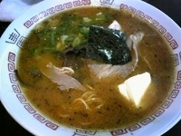 「限定カレーラーメン+バター+粉チーズ」@初代 哲麺 昭島店の写真