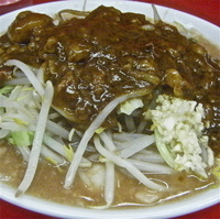 「小ラーメン（ニンニク￥700）豚骨カレー〔ぶっかけだよ〕（￥50」@ラーメン 学の写真