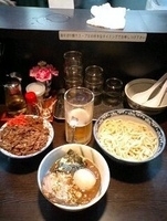 「燻玉つけ麺（800円）+牛スジ丼（350円）+生ビールジョッキ（」@兎に角 松戸店の写真