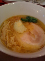 「黄金の塩らーめん」@黄金の塩らぁ麺 due Italian 市ヶ谷店の写真