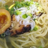 「塩らーめん（梅&しそオイル入り）+まごころシール 650円」@らーめんまごころの写真