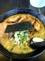 「ヨシベーラーメン塩（太麺）+ハーフトロ肉」@ラーメン ヨシベー 八千代店の写真