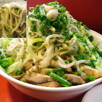 「油そば 醤油（きざみ豚・温玉付き） 750円 + 麺特盛 100」@ちばからの写真