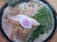 「トンコツラーメン（烏龍茶サービス）900円」@MENYA 食い味の道有楽の写真