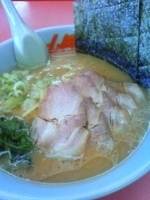 「チャーシューメン（醤油）+半ライス」@山岡家 柏店の写真