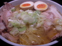 「塩ラーメン（唐辛子とにんにくの油）（+麺の大盛り化&味つけ玉子）」@宗家一条流がんこラーメン 十八代目の写真