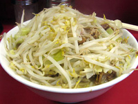 「小ラーメン豚入り（ヤサイニンニク）@750」@ラーメン二郎 ひばりヶ丘駅前店の写真