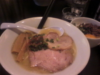 「らーめん（白）」@音麺酒家 楽々の写真