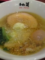 「黄金の塩らぁめん+味玉」@黄金の塩らぁ麺 due Italian 市ヶ谷店の写真