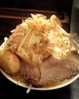 「マンモスラーメン+味玉+チャーシュー+野菜盛り50円（アブラ多め」@泪橋の写真