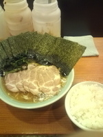「チャーシューメン（固め）+海苔+小ライス」@横浜家系ラーメン やややの写真