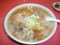 「手打ちラーメン+背脂+角切りチャーシュー（810円）」@一品香 駒生店の写真