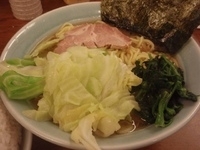 「中ラーメン（硬め）キャベツ（100円）+キャベツ（100円）+ラ」@横浜ラーメン 武蔵家 船橋店の写真