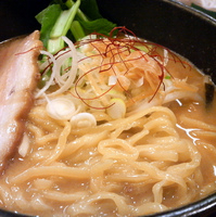 「味噌らーめん（￥780） + 中盛り（￥60） + ニンニク別皿」@旬麺しろ八の写真