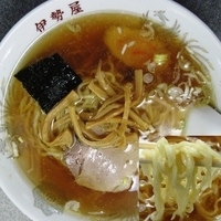 「らーめん 麺カタ」@伊勢屋の写真