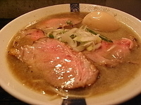 「肉そば+味玉」@特級煮干そば 凪 西新宿店の写真