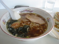 「らーめん￥450 餃子￥300」@萬信ラーメンの写真