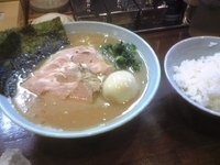 「チャーシュー麺+味玉+サービスライス」@横浜家系ラーメン 家家家 飯田橋店の写真